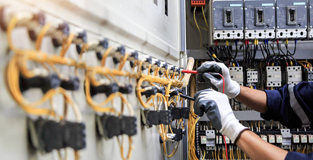 Professional Electrician technician working in Gurnee, IL